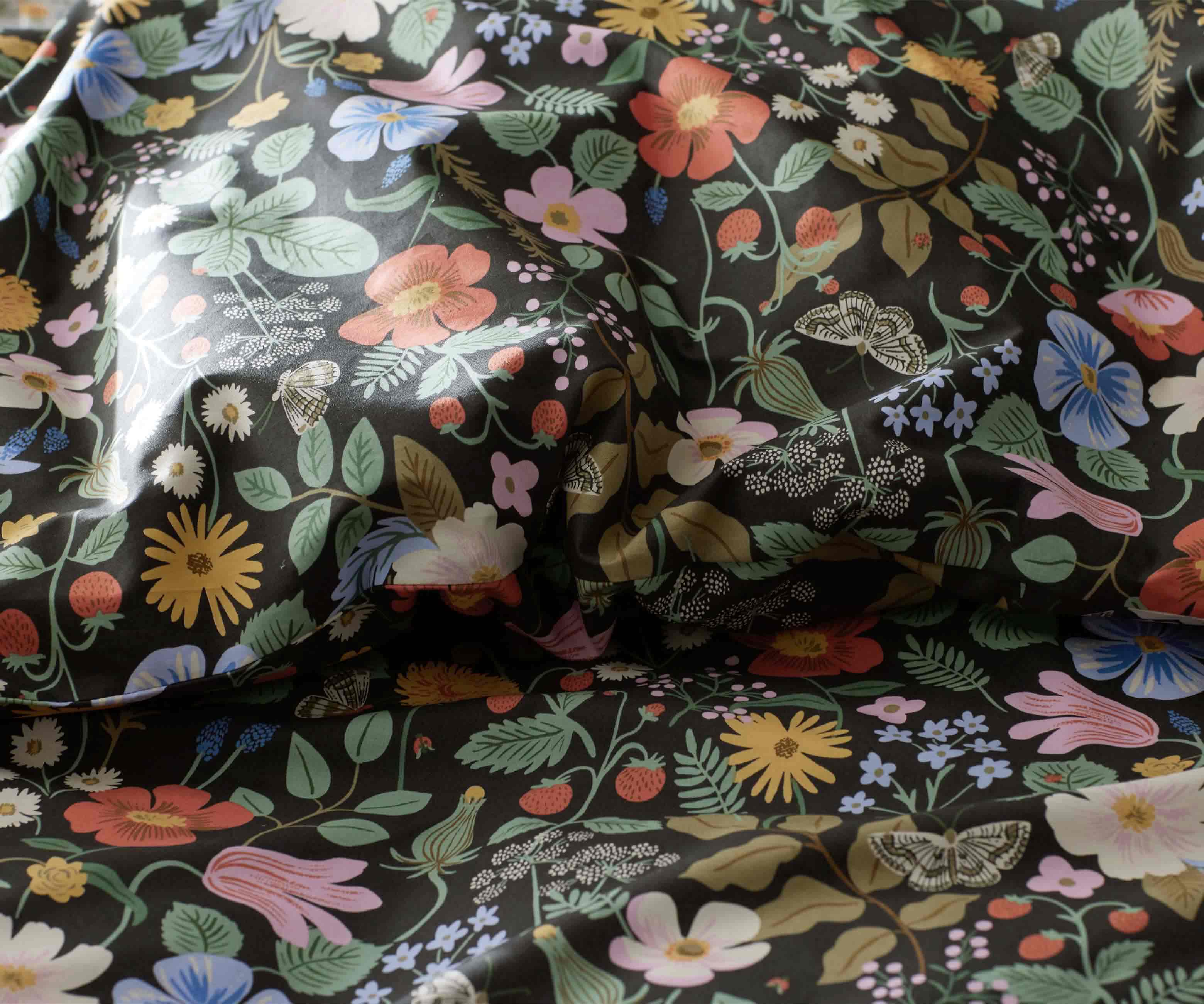 Percale Comforter - Strawberry Fields Black